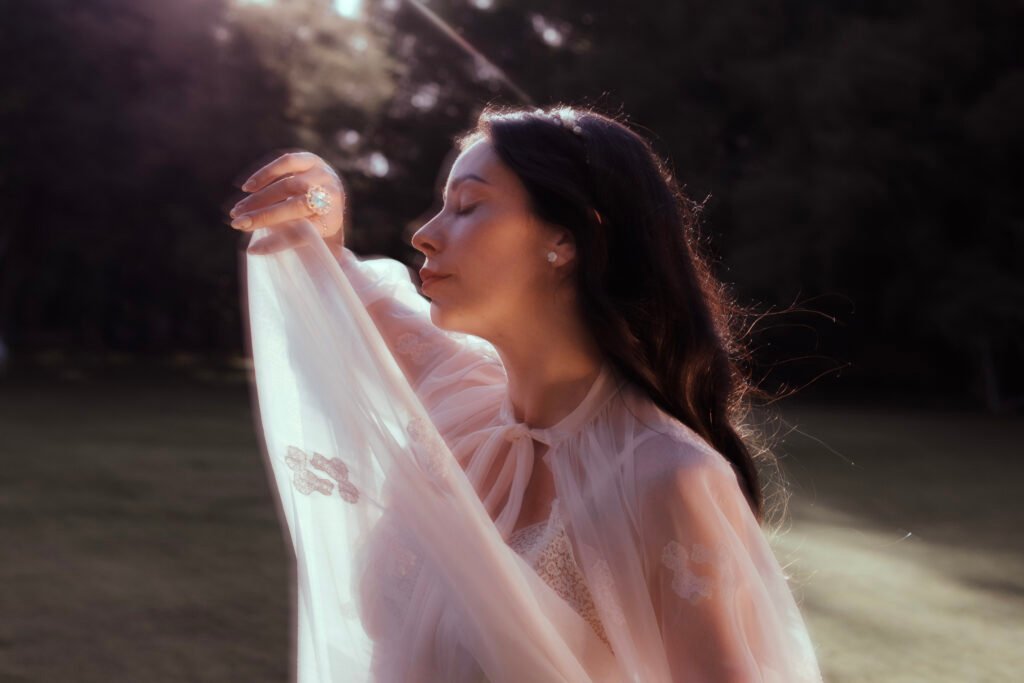 Tyna Ros, Mexican singer-songwriter, live music for destination weddings in Andalusia
